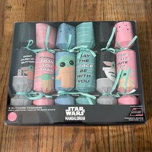 Star Wars 6 surprise crackers. Each contains 1 pair of no show socks.